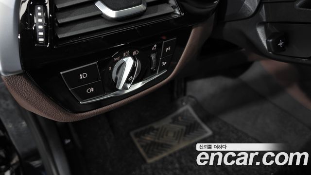 BMW 5-Series 2020 — photo 28
