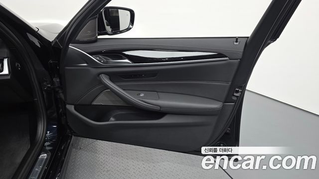 BMW 5-Series 2023 — photo 14