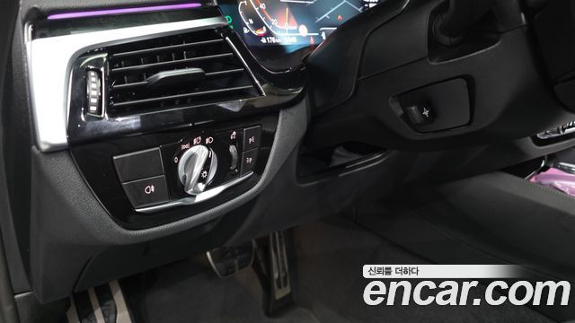 BMW 5-Series 2023 — photo 29
