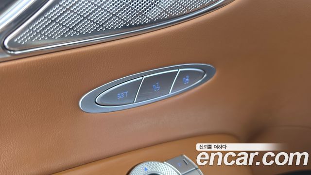 Genesis GV70 2021 — photo 32