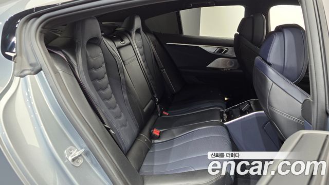 BMW 8-Series 2025 — photo 11
