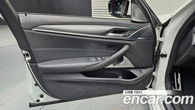 BMW 5-Series 2023 — photo 14