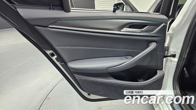 BMW 5-Series 2023 — photo 15