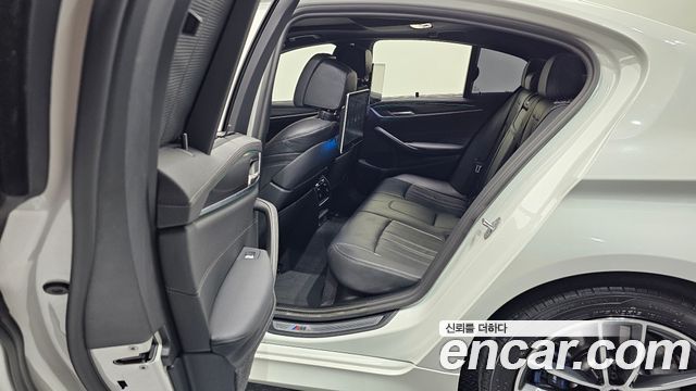 BMW 5-Series 2023 — photo 16