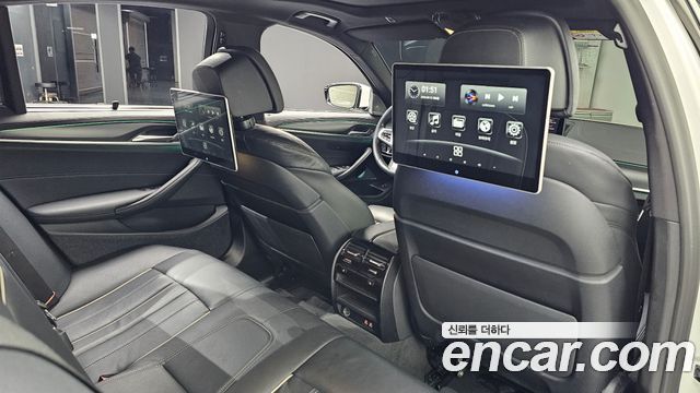 BMW 5-Series 2023 — photo 28