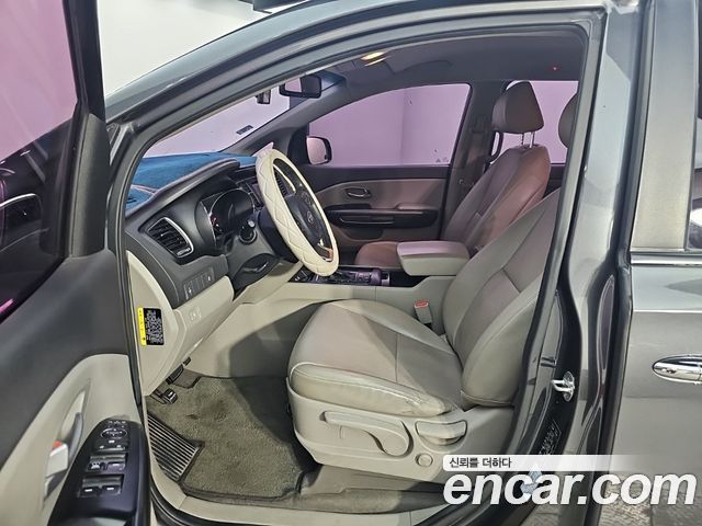 Kia Canival 2016 — photo 10