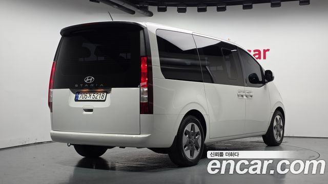 Hyundai Staria 2025 — photo 2