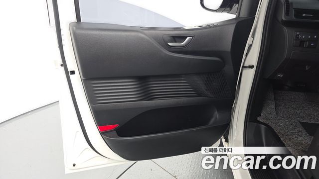 Hyundai Staria 2025 — photo 14