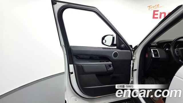 Land Rover Discovery 2018 — photo 14