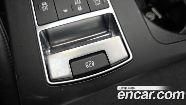 Land Rover Discovery 2018 — photo 30