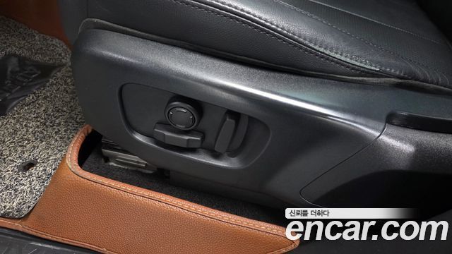 Land Rover Discovery 2018 — photo 32
