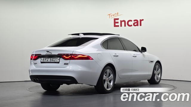 Jaguar XF 2018 — photo 2