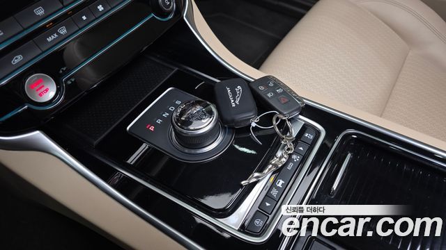 Jaguar XF 2018 — photo 12