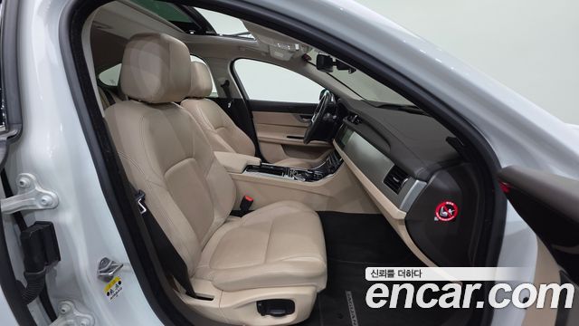 Jaguar XF 2018 — photo 13