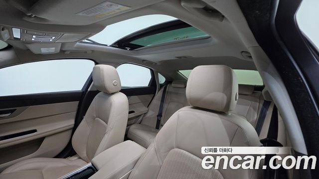 Jaguar XF 2018 — photo 18