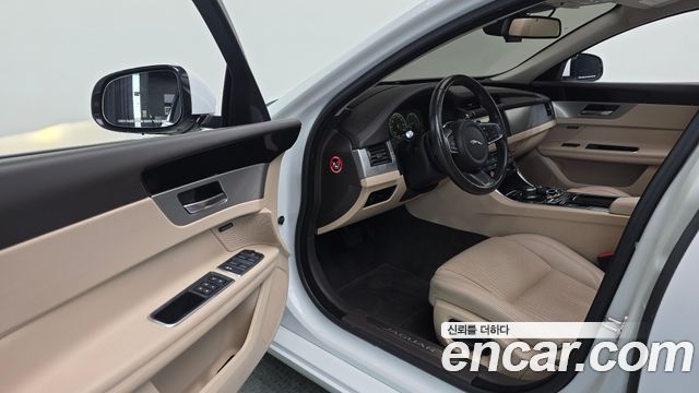 Jaguar XF 2018 — photo 19