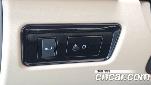 Jaguar XF 2018 — photo 21