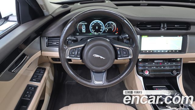 Jaguar XF 2018 — photo 22