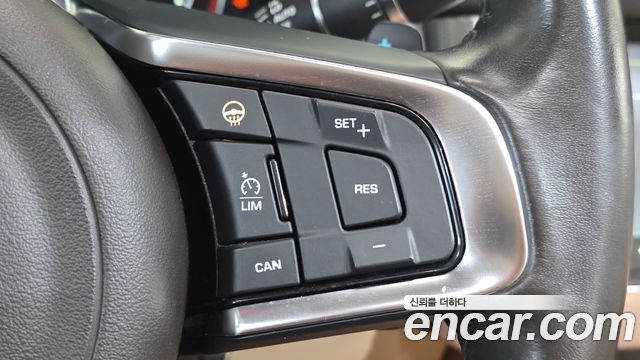 Jaguar XF 2018 — photo 24