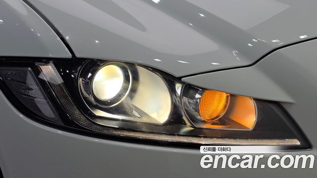 Jaguar XF 2018 — photo 8