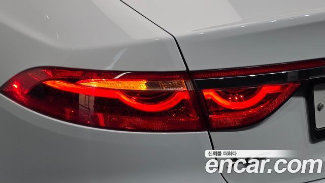 Jaguar XF 2018 — photo 9