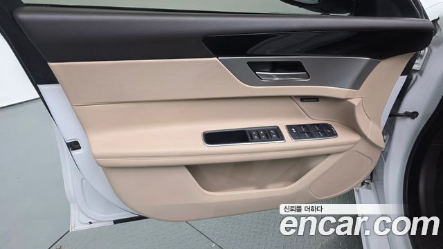 Jaguar XF 2018 — photo 14