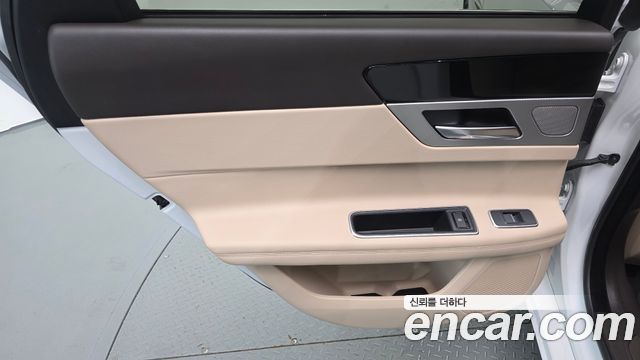 Jaguar XF 2018 — photo 15