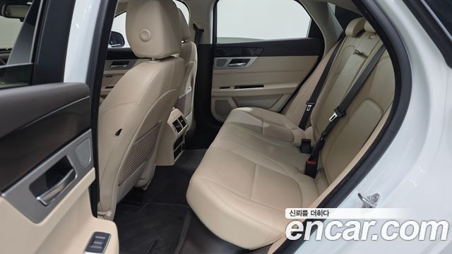 Jaguar XF 2018 — photo 16