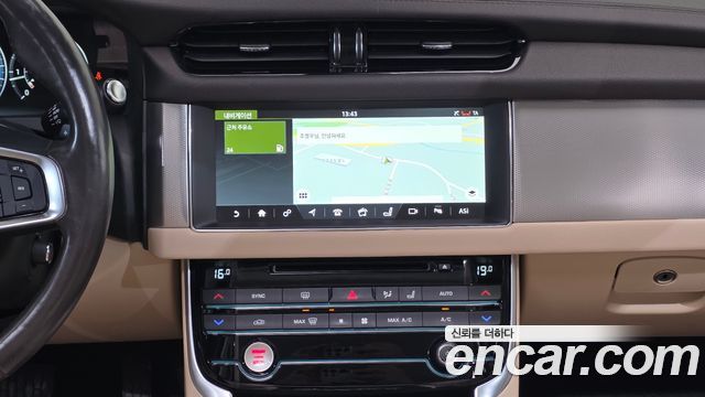 Jaguar XF 2018 — photo 27