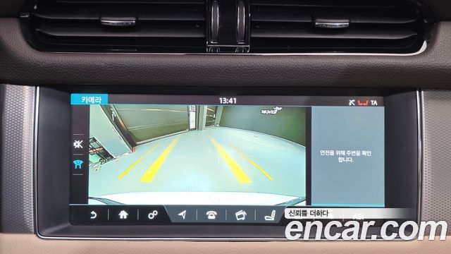 Jaguar XF 2018 — photo 28