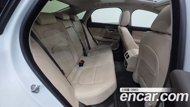 Jaguar XF 2018 — photo 32