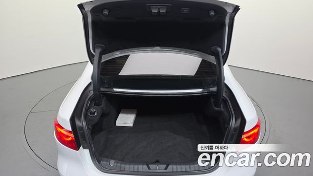 Jaguar XF 2018 — photo 33