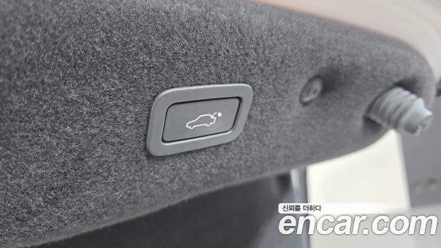 Jaguar XF 2018 — photo 34