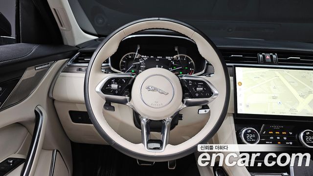 Jaguar F-PACE 2022 — photo 18
