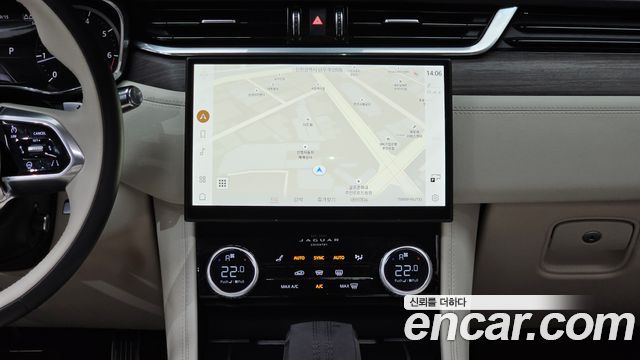 Jaguar F-PACE 2022 — photo 19