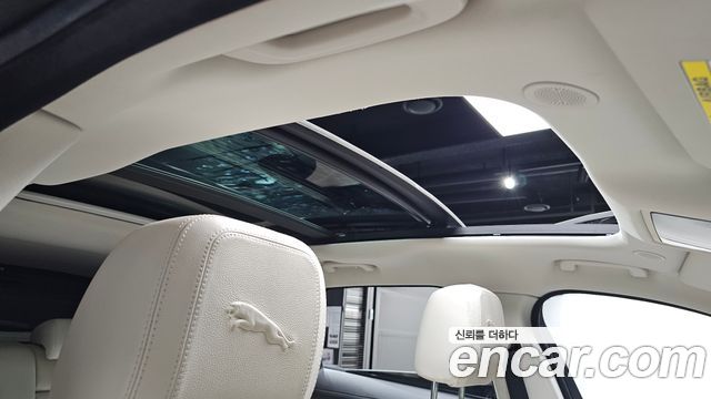 Jaguar F-PACE 2022 — photo 24