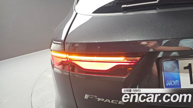 Jaguar F-PACE 2022 — photo 9