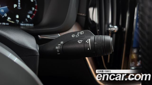 Volvo XC60 2021 — photo 29