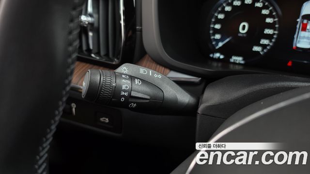 Volvo XC60 2021 — photo 30