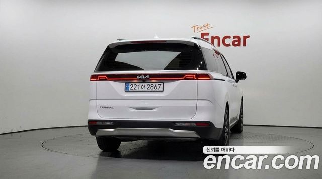 Kia Canival 2023 — photo 4