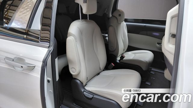 Kia Canival 2023 — photo 17
