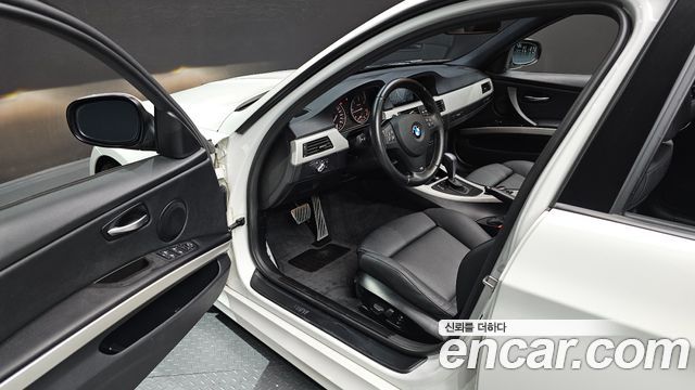 BMW 3-Series 2011 — photo 10