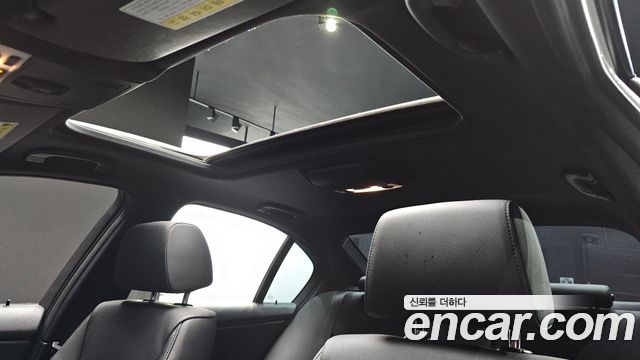 BMW 3-Series 2011 — photo 17