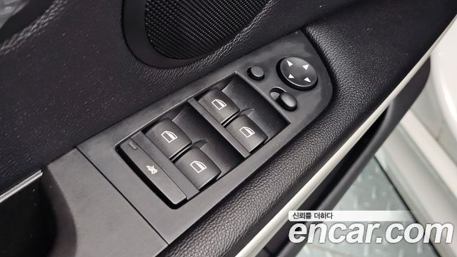 BMW 3-Series 2011 — photo 19