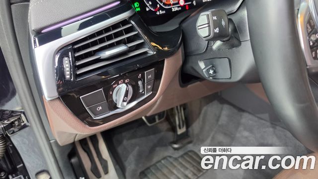 BMW 5-Series 2022 — photo 10