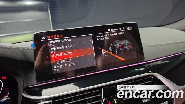 BMW 5-Series 2022 — photo 13