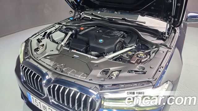 BMW 5-Series 2022 — photo 20