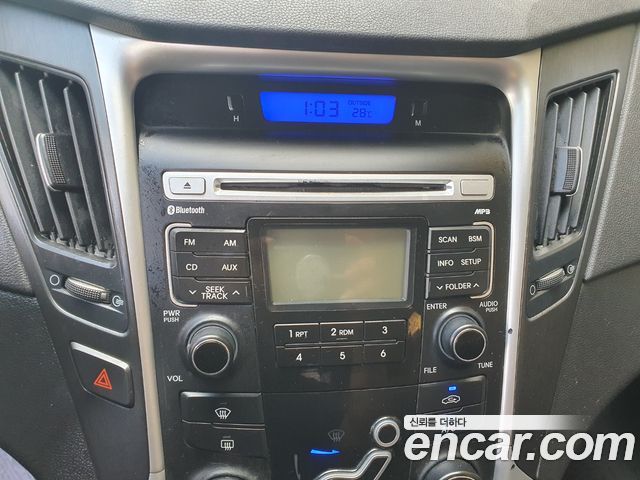 Hyundai Sonata 2011 — photo 17