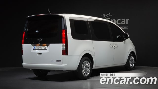 Hyundai Staria 2023 — photo 2