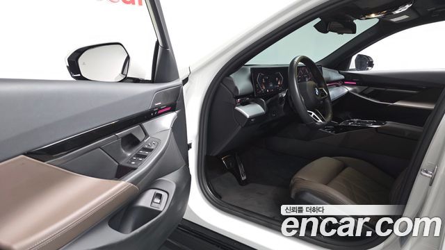 BMW 5-Series 2024 — photo 13